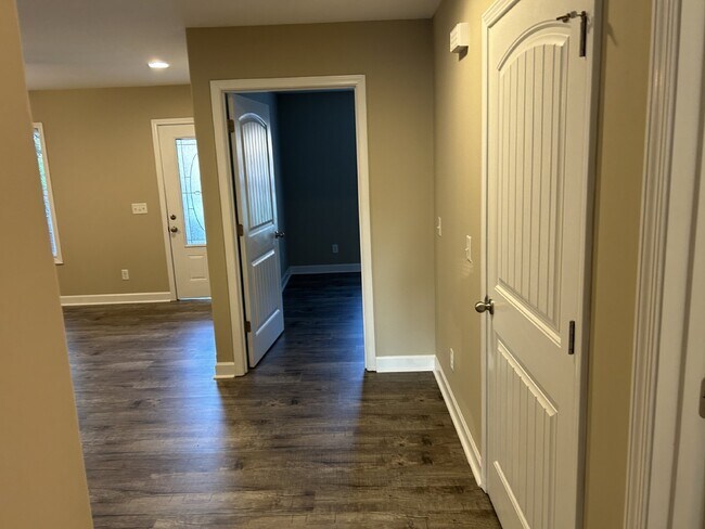 Building Photo - "Charming 2-Bedroom Retreat with 2 Full Baths in Cookeville – Spacious 1082 Sq Ft Living!"