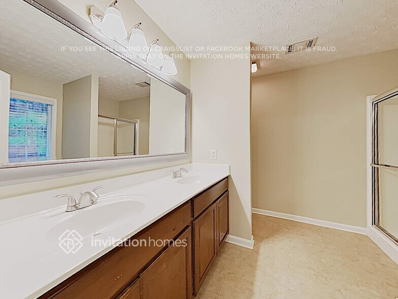 Building Photo - 690 Castlebrooke Dr SE