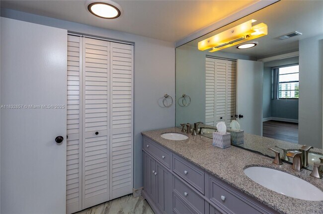 Building Photo - 9180 W Bay Harbor Dr