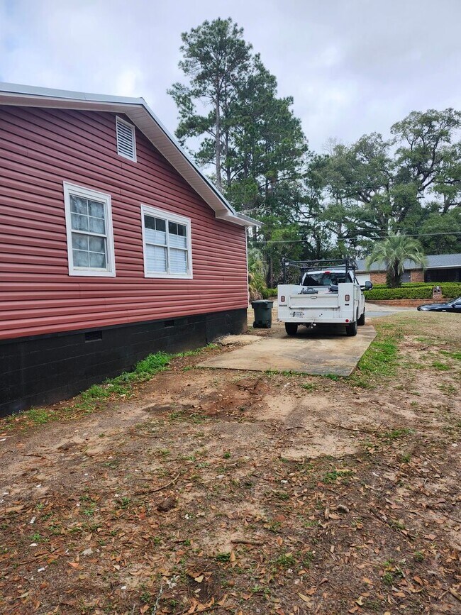 Building Photo - 509 Famcee Ave
