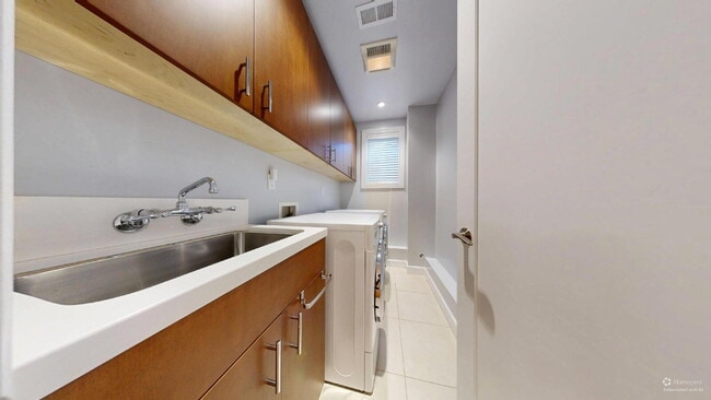 Building Photo - Charming, Renovated 3BR + Sunroom / 3.5 BA...