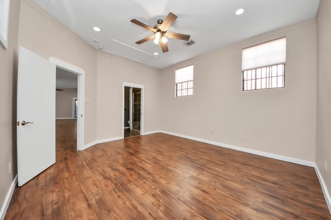 Building Photo - 832 W 27th St