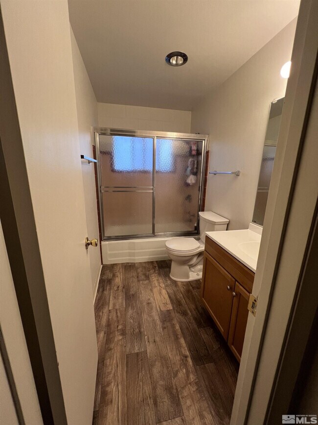 Building Photo - 565 Roberts St