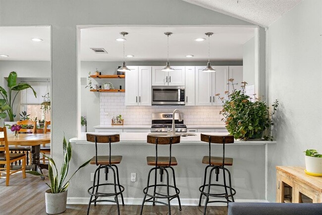 Building Photo - 805 Garden Path Dr