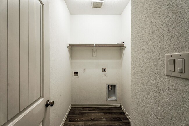 Building Photo - 9011 Beacon Mill Dr