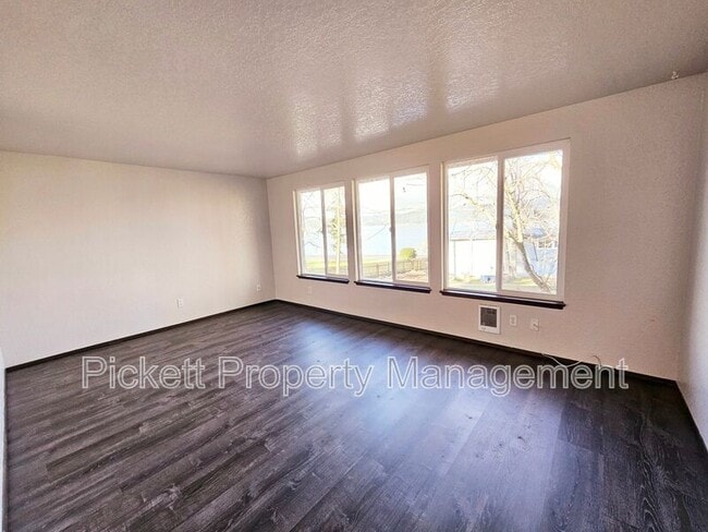 Building Photo - 4619 Beach Dr E