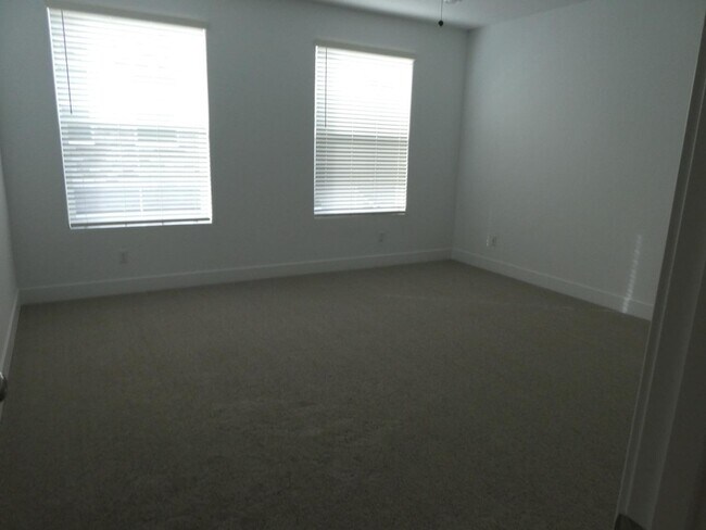 Building Photo - 2725 E Teaberry Dr