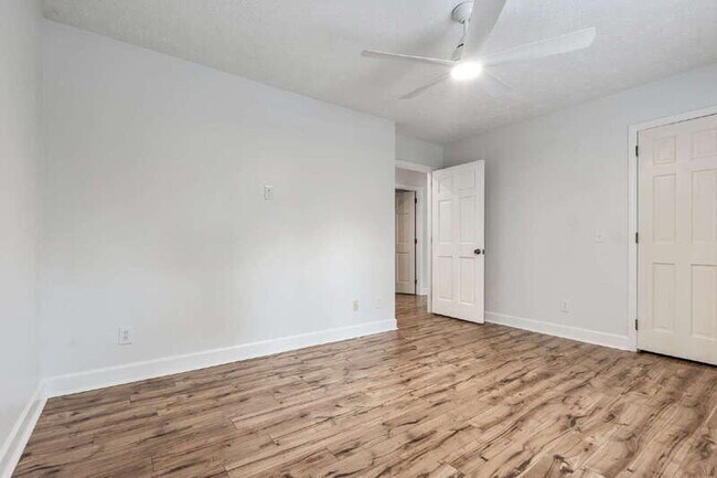 Building Photo - 925 North Ridge Street