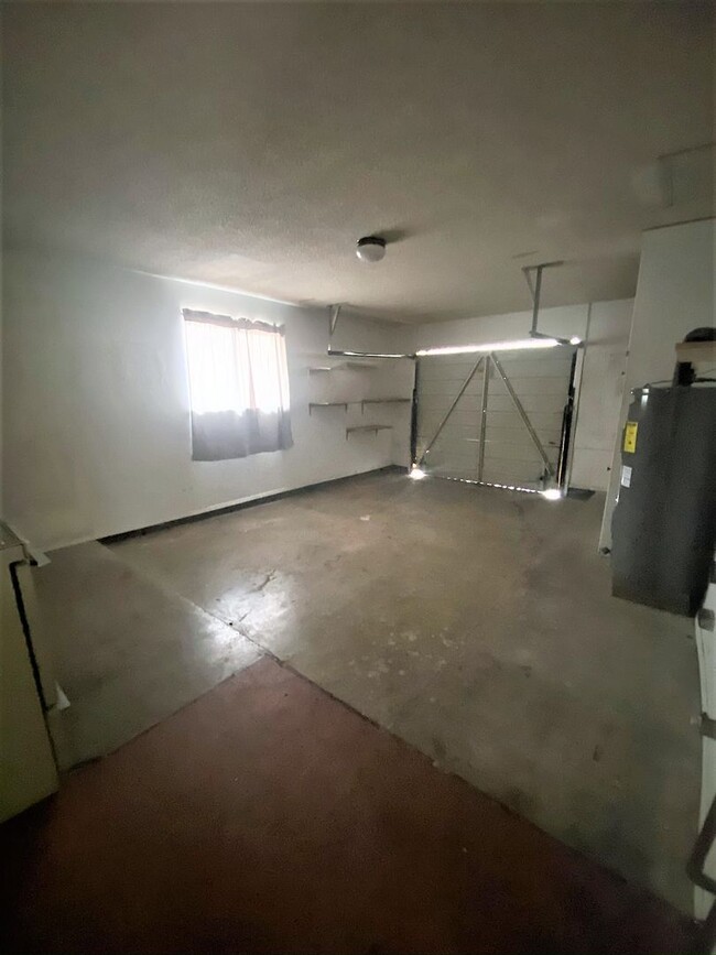 Building Photo - Large 4 Bedroom home with Garage and Enclo...