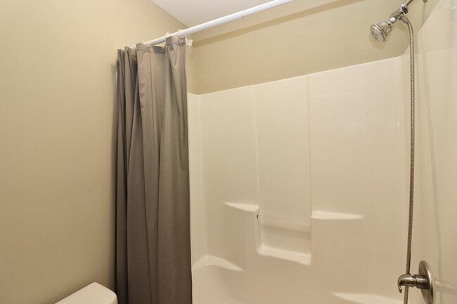 Building Photo - Spacious 4-Bedroom Home with Fireplace in Fayetteville, NC - A Must-See Rental Property!