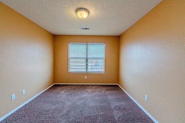 Building Photo - 10416 Rosefinch Dr NW