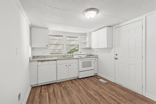 Building Photo - Stunning & Newly Renovated 3 Bedroom 2 Bat...