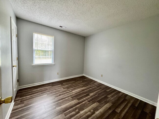 Building Photo - 4 Bedrooms/2 Bath Ranch Home!