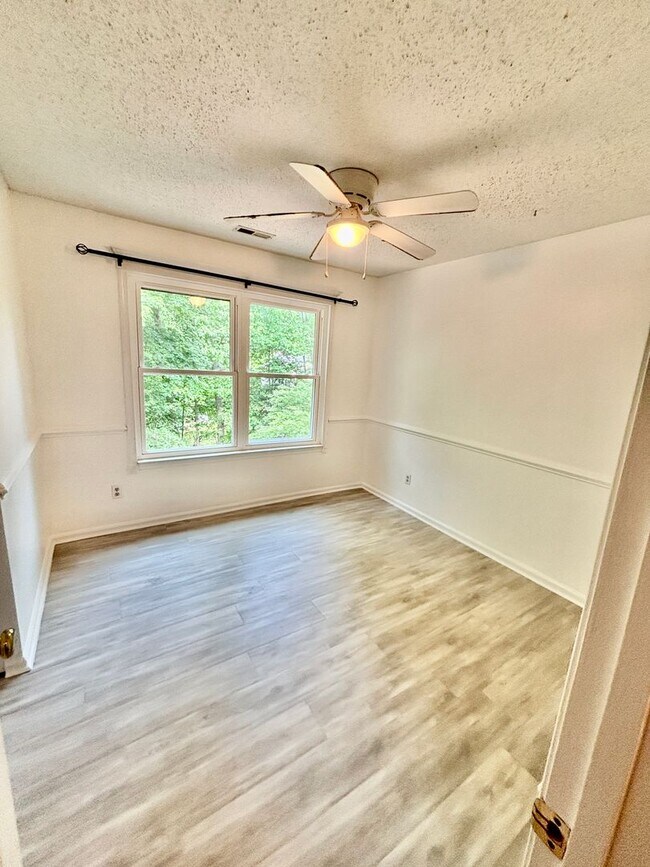 Building Photo - 4 bedroom/ 2.5 bathroom- Village Square of Williamsburg