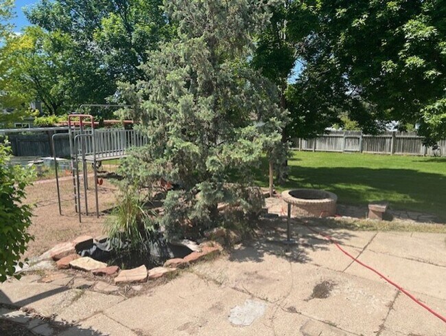 Building Photo - Kaysville 4 Bedroom, 2.5 Baths, big 2 car ...