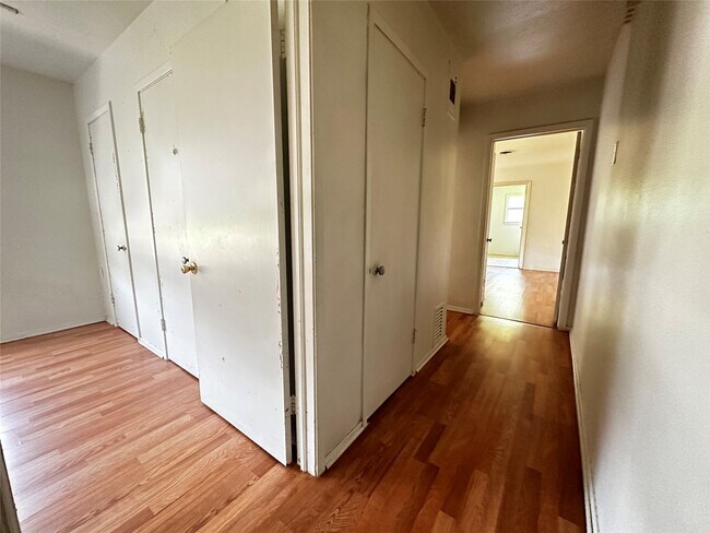 Building Photo - 5210 Stuyvesant Ln