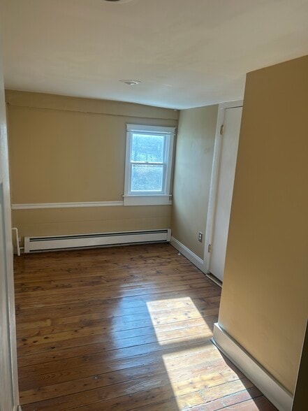 Building Photo - 303 Waterbury Hill Rd