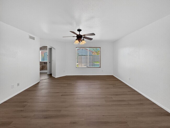 Building Photo - Spacious 4 Bedroom Pool Home in Quiet Cul De Sac
