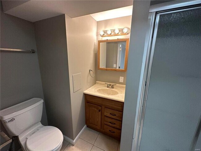 Building Photo - Discover the epitome of comfort in this 3-bed, 2-bath ranch-style gem.