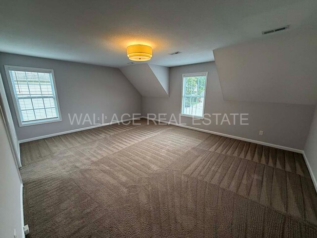 Building Photo - FANTASTIC 3 BEDROOM, 2.5 BATHROOM HOME IN S. KNOXVILLE!!