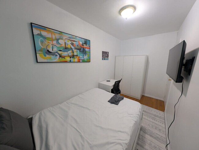 Building Photo - 320 E 96th St