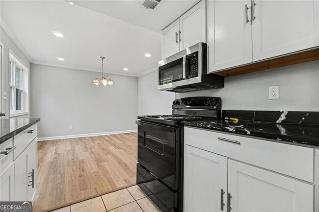 Building Photo - 2952 N Dekalb Dr