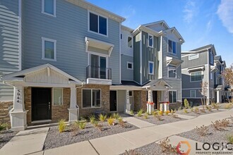 Building Photo - Beautiful Townhome in excellent Location!