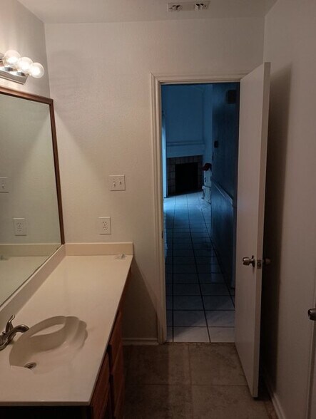 Building Photo - 9627 Dugas Dr