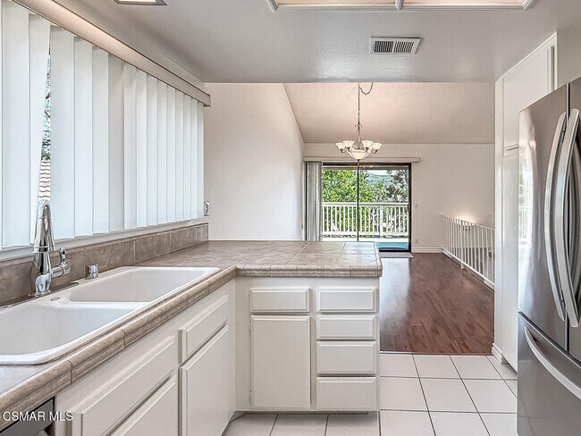 Building Photo - 576 Calle De Las Ovejas