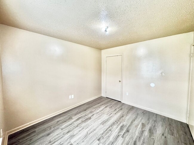 Building Photo - Three Bedroom Apartment with Spacious Dining and Living Area