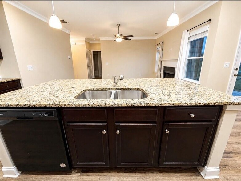 Building Photo - 757 Laurel Cove