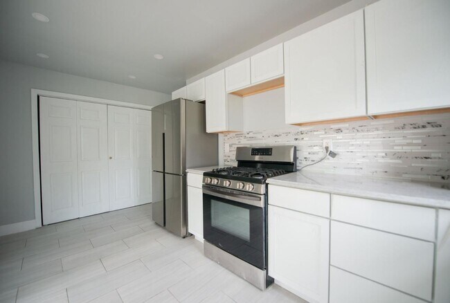 Building Photo - 4 bedroom 2 Bath home!!