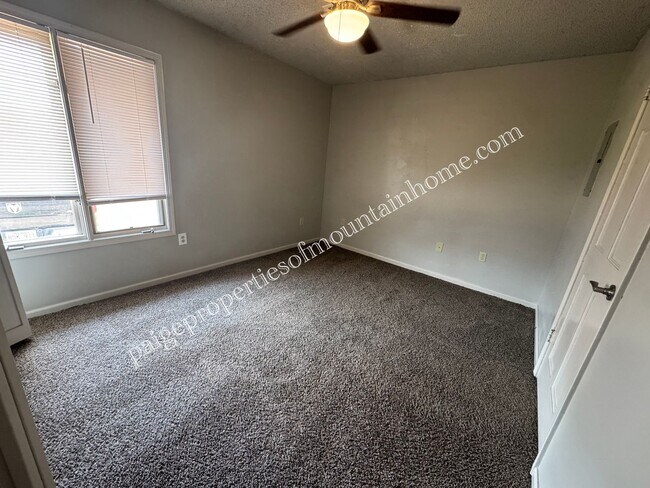 Building Photo - 605 Cooper Estates Dr