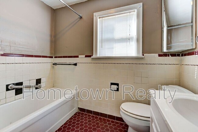 Building Photo - 2213 N Hood St