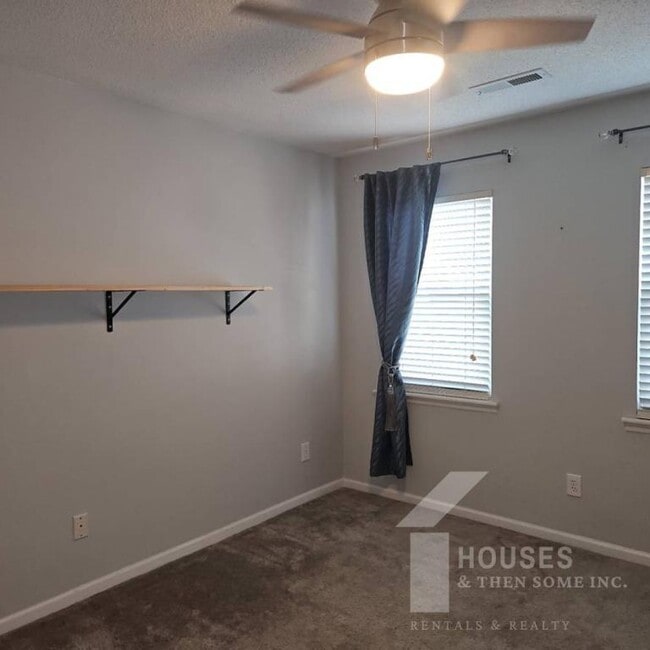 Building Photo - 553 Memorial Dr Ext