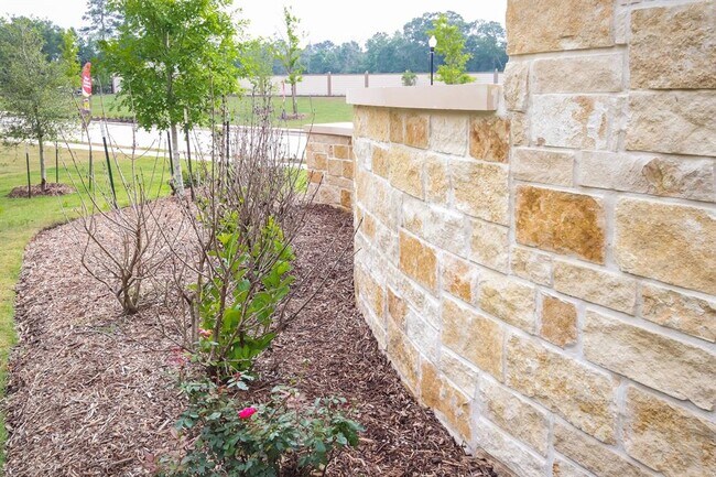 Building Photo - 25314 Shadowdale Dr