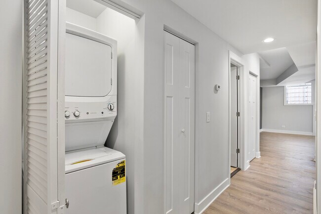 Building Photo - 7367 N Ashland Blvd