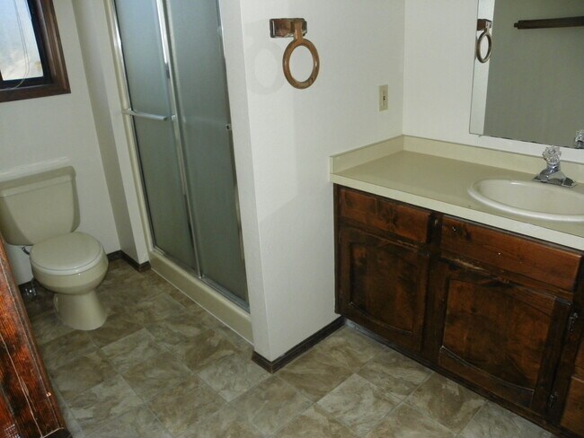 Building Photo - Eastside House, 3 Bdrm, 2 Bath, Gas Heat, ...