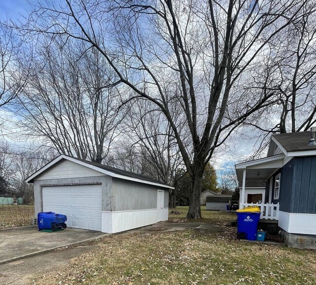 Building Photo - 2 Bedroom/1 Bath Home with Detached Garage