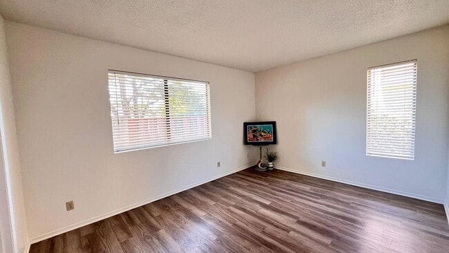 Building Photo - Cozy Lompoc Townhouse