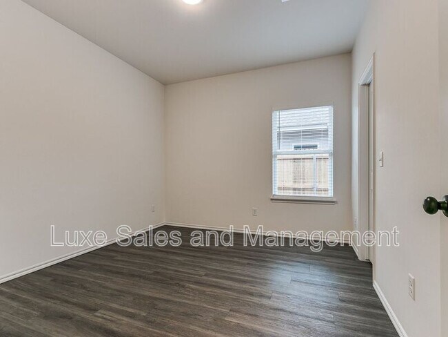 Building Photo - 8012 NW 110th Dr