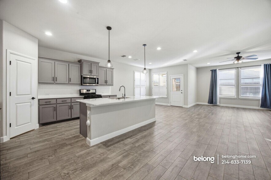 Building Photo - 1832 Chamaeleon Dr