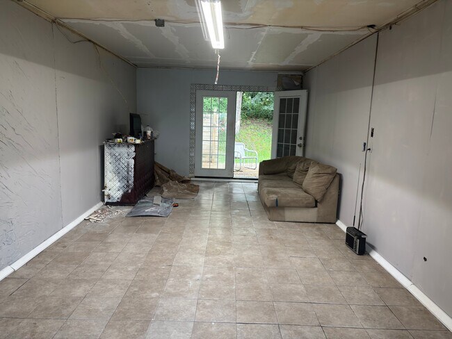 Building Photo - 584 Cedardale Dr