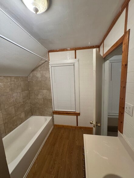 Bathroom - 204 Independence Ave S