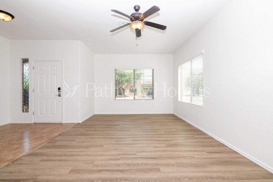 Building Photo - 4205 E Del Rio Dr