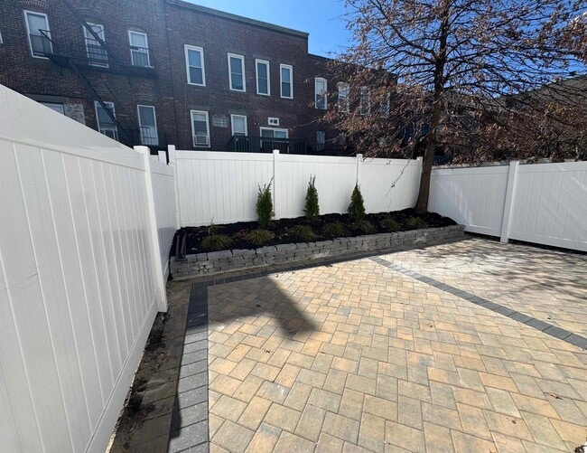 Building Photo - 315 25th St