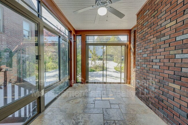 Building Photo - 502 32nd Ave S