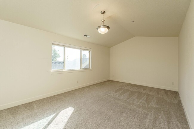 Building Photo - $1000 OFF MOVE IN SPECIAL - 4 Bedroom 2.5 ...