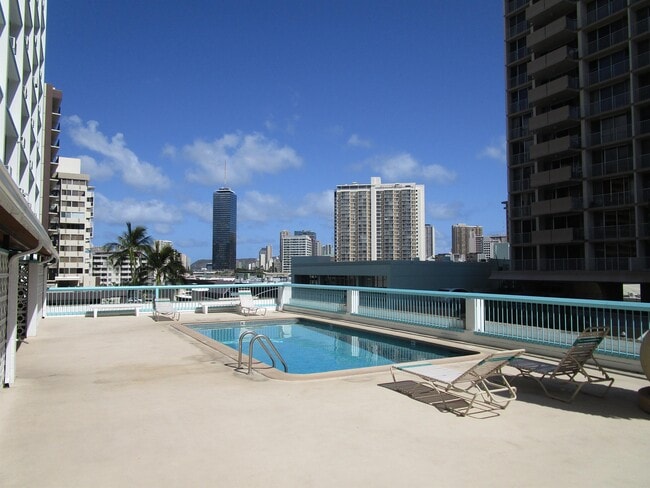 Building Photo - 1560 Kanunu St