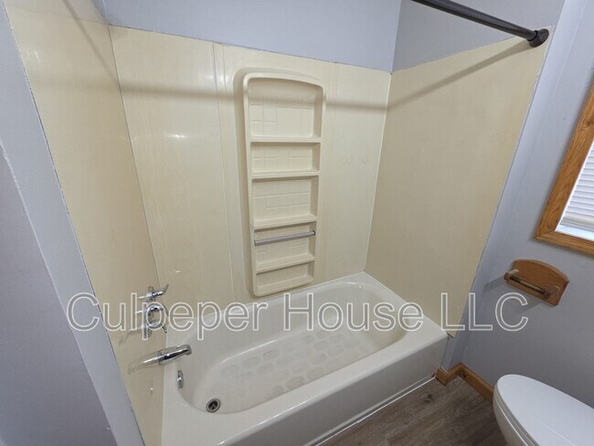 Building Photo - 530 Mayfair Blvd